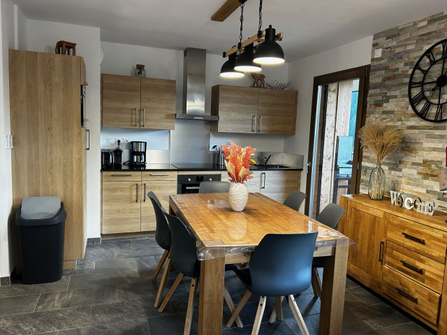 Apartment Chalet des Freinets, Kitchen and living room, Châtel Ski equipment