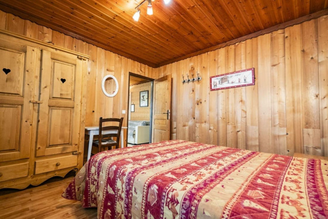 Apartment in chalet les Boudimes, Bedroom 1 double bed, Chatel Ski pass