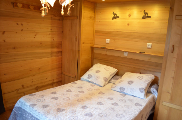 Apartment in chalet The Pivottes, Bedroom 1 double bed n°2, Châtel Fir tree 74