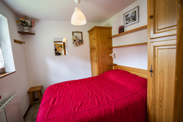 Apartment in residence Fuchsia, Bedroom double bed, Châtel Raclette 74