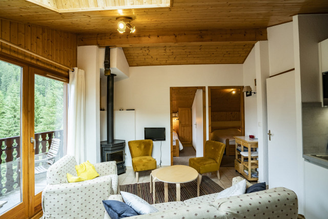 Apartment Forsythia, Living room with fireplace, Châtel Ski area