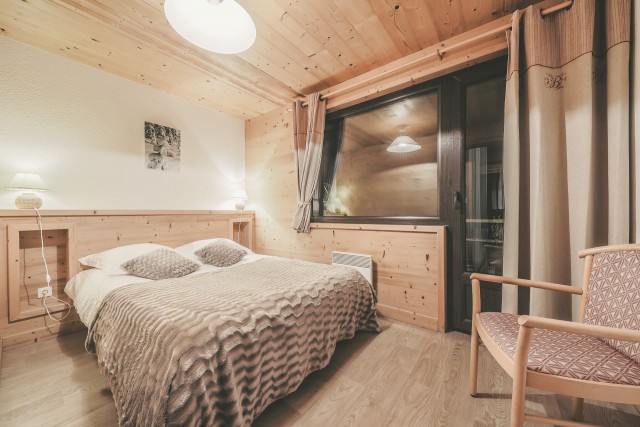 Apartment n°4 in residence Lou Candres, Bedroom with double bed, Châtel