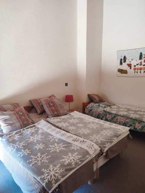 Apartment Yeti 4 65, Bedroom 3 single beds, balcony access, Châtel Reservation