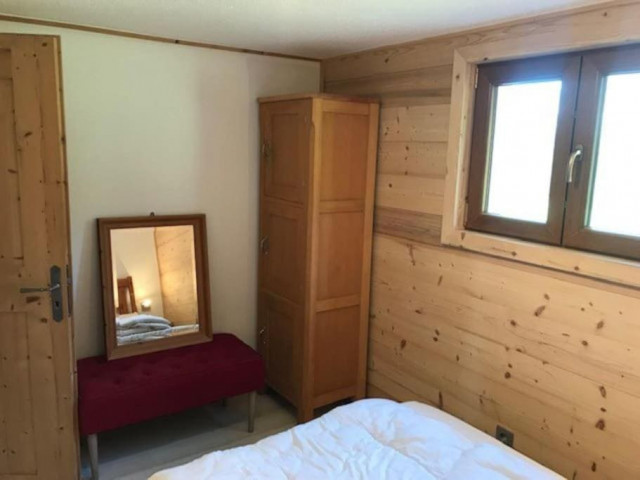 Chalet Ecureuil, sleeps 10, bedroom, Châtel Reservation