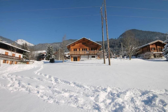 Chalet Ecureuil, sleeps 10, winter chalet view, Châtel ski mountain