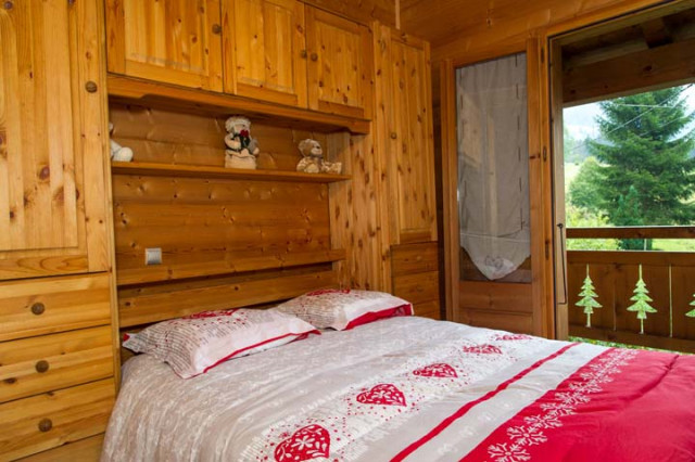 Chalet L'HERMINE DES VORRES, Bedroom double bed with balcony, Châtel Mountain