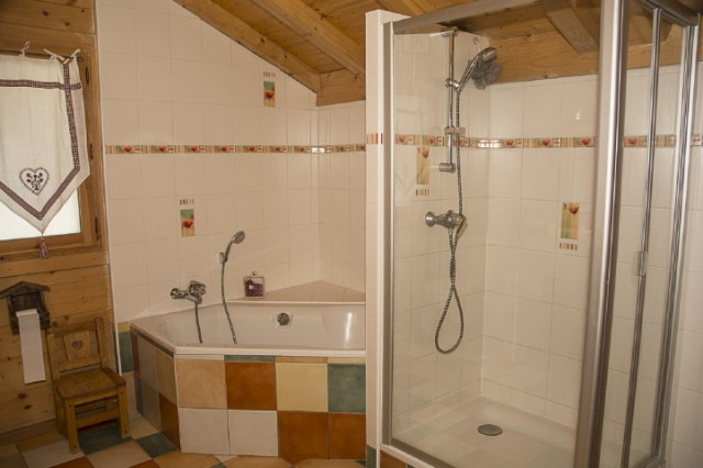 Chalet The Boule de Neige, Shower room with bath, Châtel Snow holidays