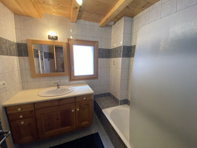 Chalet Le Cerf, Chatel, Bathroom, Ski slopes 74