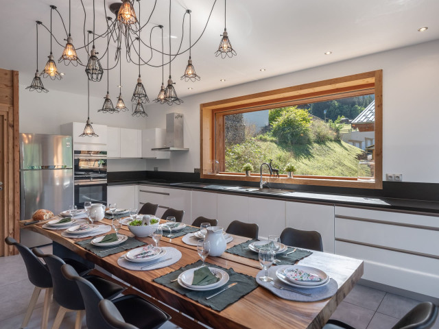 Chalet le Mille Cent, Chatel, Dining room and kitchen, Ski pass 74