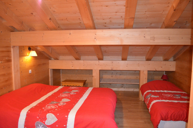 Chalet Le Ramoneur Savoyard, Bedroom with 3 single beds, 2 of which can be made into 1 double, Châtel Snow