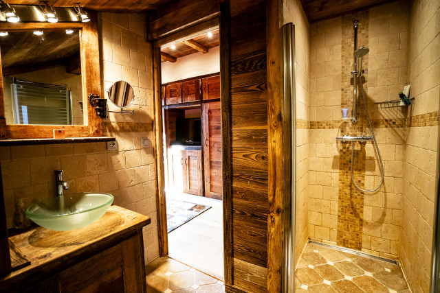 Chalet Les Tournesols, Chambre 1 lit double et salle de douche/ wc en suite, à l'étage, Châtel Réservation