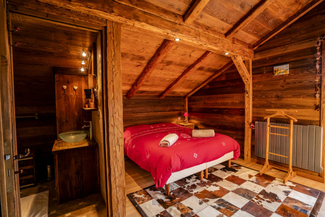 Chalet Les Tournesols, Chambre 1 lit double et salle de douche/ wc en suite, à l'étage, Châtel Soleil