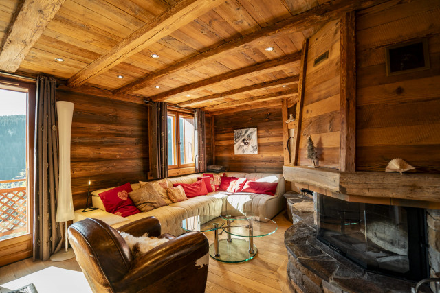 Chalet Les Tournesols, Salon avec cheminée et vue sur la vallée, Châtel