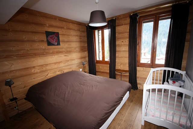 Chalet Lou Bochu, room with baby bed, Châtel vacance montagne