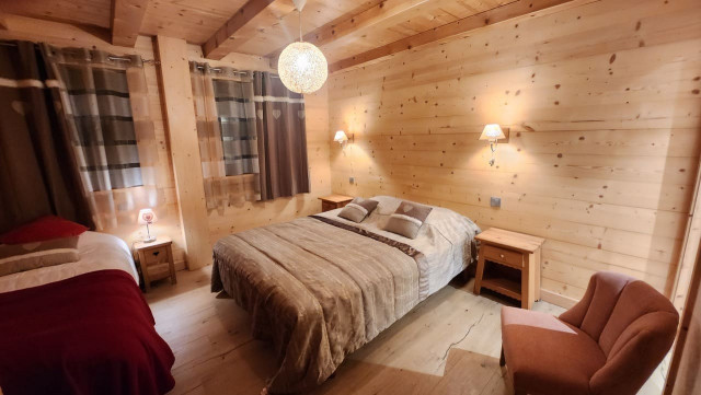 Chalet Roche Alpine, Bedroom double bed and single, Fondue 74