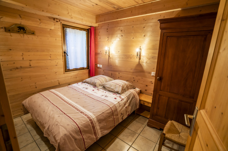 Apartment in Chalet L'Igloo 3, Bedroom double bed, Châtel Hiking 74