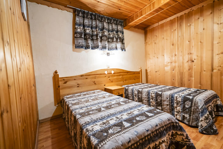 Apartment in chalet les Boudimes, Bedroom 2 single beds, Chatel Mountain village atmosphere