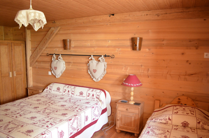 Appartement dans chalet les Pivottes, Chambre 1 lit double + 1 lit simple, Châtel Ski 74