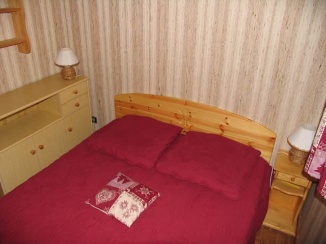 Apartment in chalet Perthuis, Bedroom double bed, Châtel Ski area