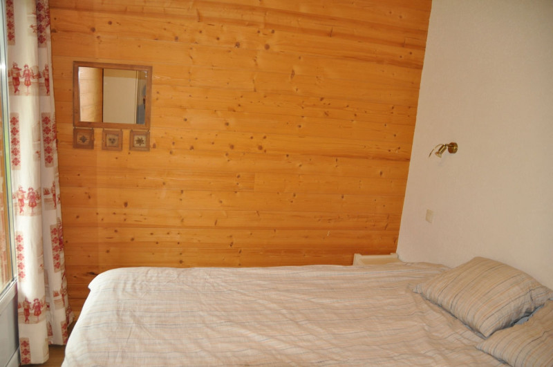 Apartment n°5 in chalet The Bouquetins, Bedroom double bed, Châtel Cottage 74