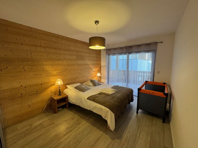 Apartment Soldanelles 29, Bedroom double bed and bathroom, Châtel Portes du Soleil