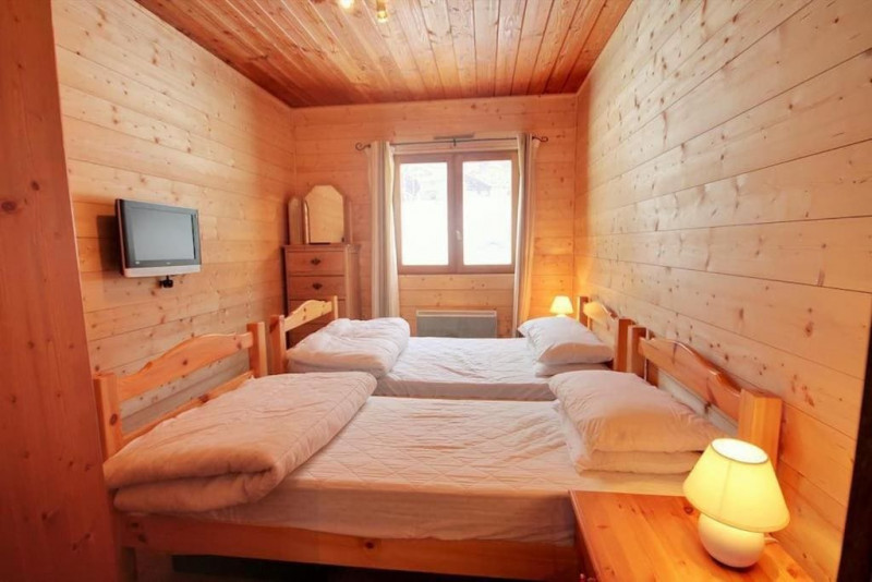 Chalet Ecureuil, sleeps 10, twin room, Vallée d'Abondance