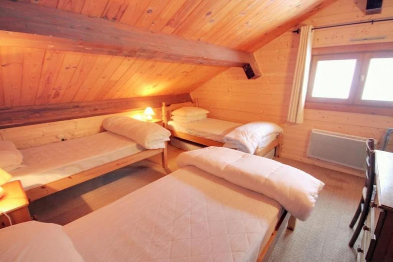 Chalet Ecureuil, sleeps 10, bedroom, Châtel Reservation