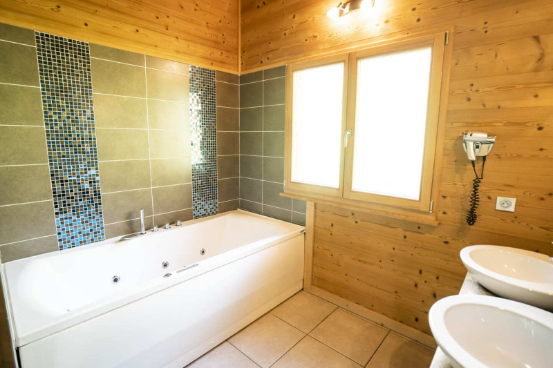 Chalet Etagne, salle de bain avec baignoire, Châtel Haute-Savoie