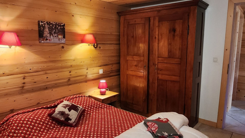 Chalet l'Edelweiss, Appartement dans le chalet, Chambre lit double, Châtel Location de ski 74