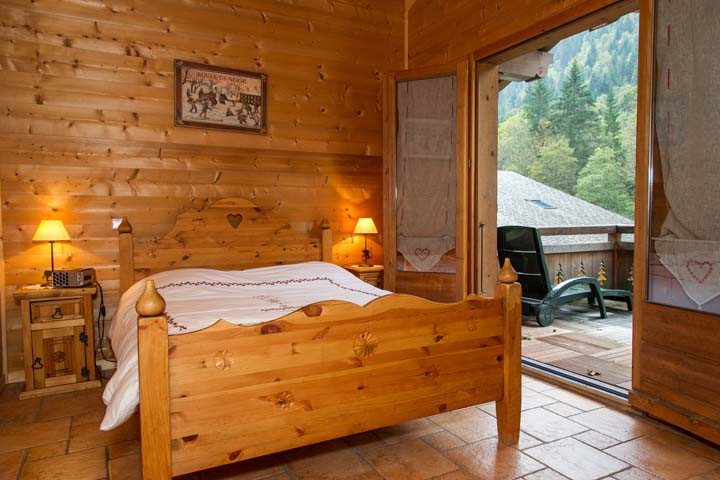 Chalet L'HERMINE DES VORRES, Bedroom double bed with balcony, Châtel Hiking