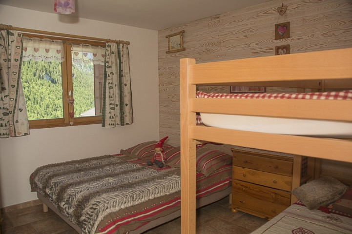 Chalet The Boule de Neige, Bedroom double bed with bunk bed, Châtel Snowflake 74