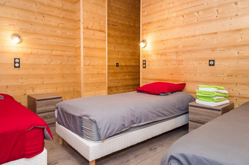Chalet Le Bois Brulé, bedroom with three single beds, Châtel Les Portes du Soleil