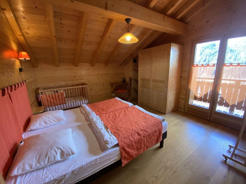 Chalet Le Cerf, Chatel, Bedroom 2 single beds, Ski pass 74