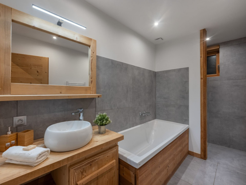 Chalet le Mille Cent, Chatel, Shower and bath room, Ski lessons 74