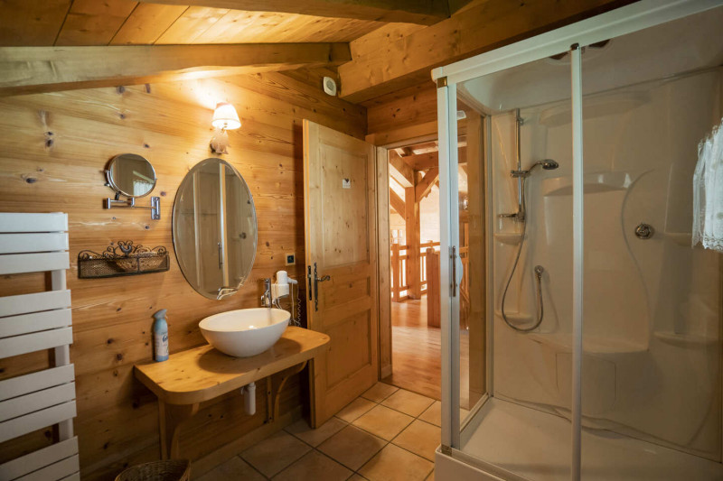 Chalet Le Noisetier, bathroom with shower, Châtel Haute-Savoie