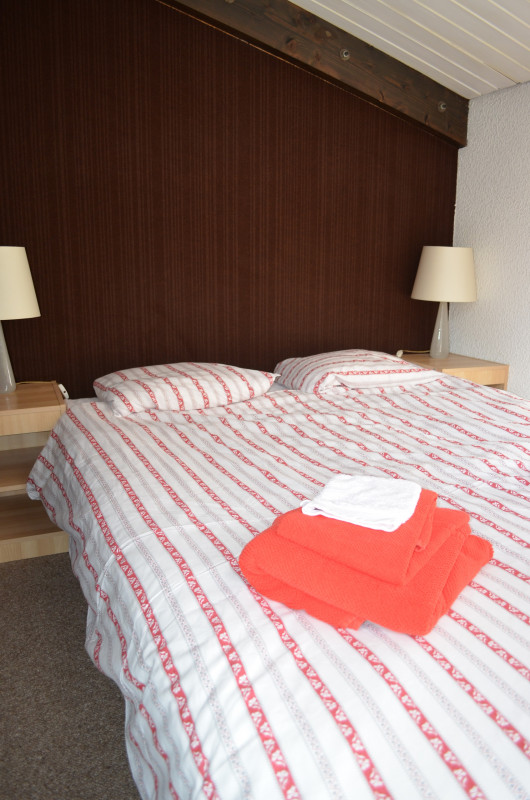 Chalet Le Numéro 5, Bedroom double bed, Châtel Ski slope