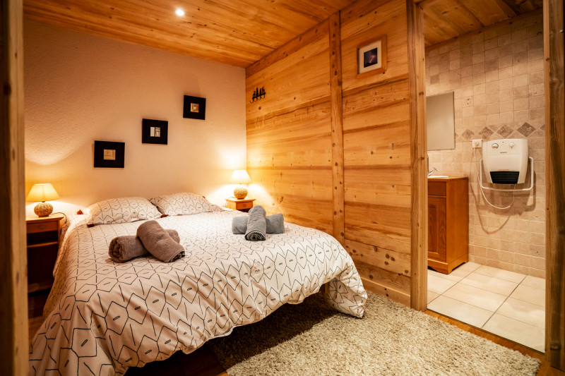 Chalet Les Tournesols, Chambre 1 lit double avec salle de douche/ WC, niveau -1, Châtel