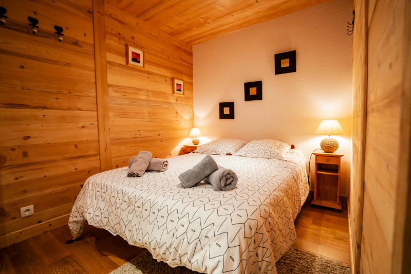 Chalet Les Tournesols, Chambre 1 lit double, niveau -1, Châtel Portes du Soleil