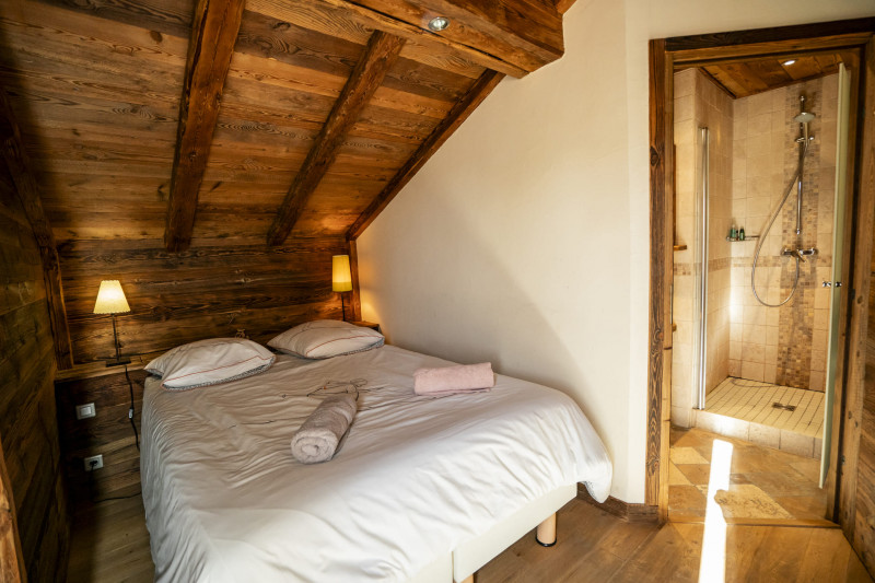 Chalet Les Tournesols, Chambre double et salle de douche/ wc en suite, à l'étage, Châtel