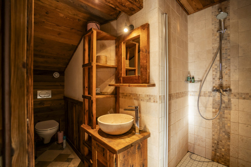 Chalet Les Tournesols, Chambre double et salle de douche/ wc en suite, à l'étage, Châtel Vacances à la montagne