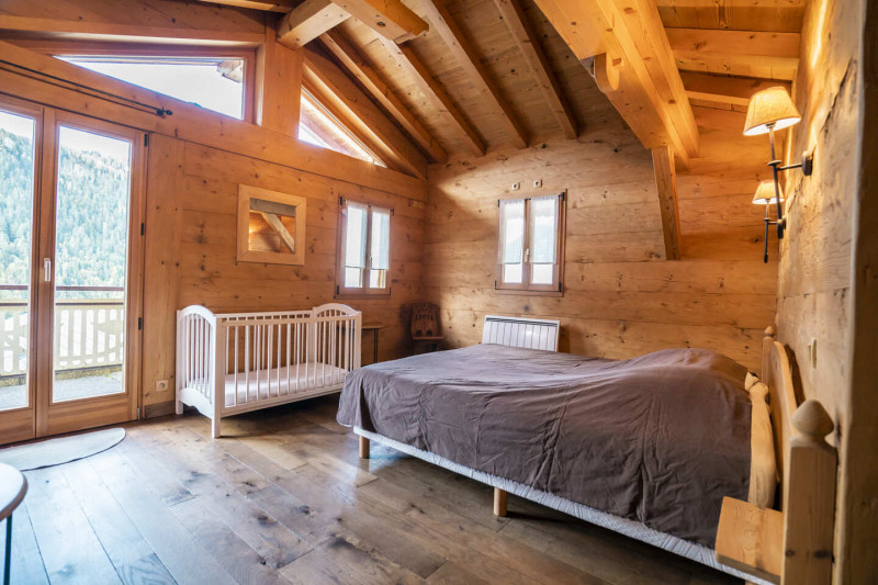Chalet Lou Bochu, room with baby bed, Châtel family mountain holiday