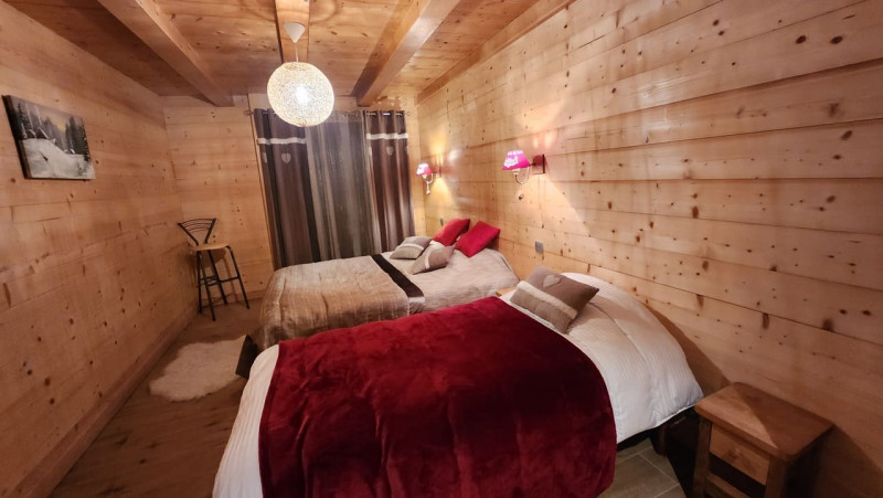 Chalet Roche Alpine, Bedroom double bed and single, Raclette 74