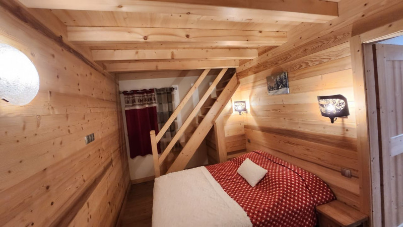 Chalet Roche Alpine, Bedroom double bed, Ski resort 74