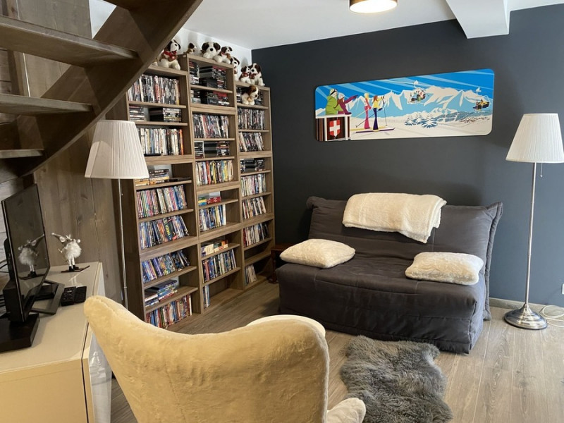 Alpaga C half-chalet in Châtel, games room with library	