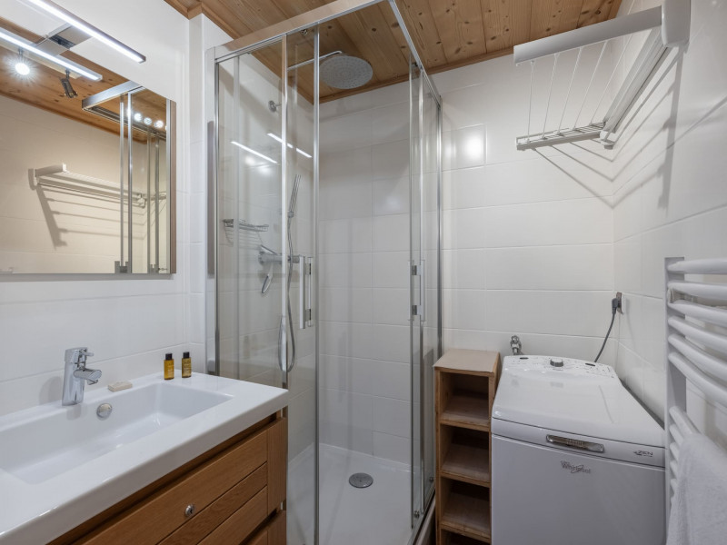 Résidence les Pins, Appartement n°8, salle de douche avec lave linge, Châtel Ski