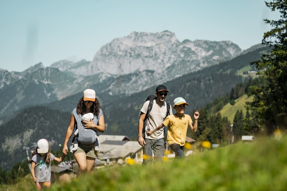 Family walk in the mountain pastures of Châtel